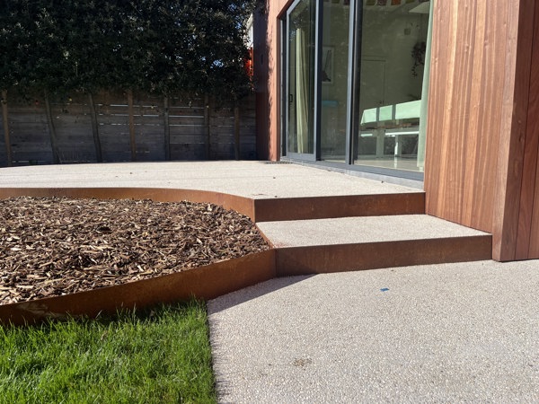 Moderne stadstuin met afgeronde vormen